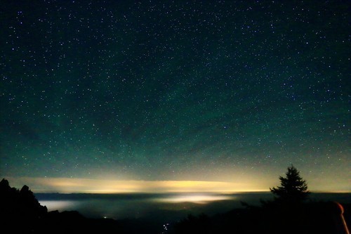 湖北一地夜空出現(xiàn)的神秘光圈可能是多種原因造成的，例如自然現(xiàn)象、人為因素等。目前，關于這一現(xiàn)象的回應可能還沒有具體的科學解釋或官方聲明。，如果您對這一現(xiàn)象感興趣，建議您關注當?shù)孛襟w報道或相關部門的官方聲明，以獲取更準確的信息。同時，您也可以參考一些天文或自然現(xiàn)象的解釋，以了解可能的成因。不過請注意，對于未經(jīng)證實的現(xiàn)象，應保持開放和理性的態(tài)度，避免過度猜測和誤解。