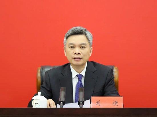 劉捷現(xiàn)任浙江省委副書記、省政府黨組書記、代省長(zhǎng)。，劉捷，男，漢族，浙江諸暨人，中國(guó)共產(chǎn)黨黨員，在職研究生學(xué)歷，工學(xué)博士，高級(jí)工程師。劉捷同志是一位經(jīng)驗(yàn)豐富的領(lǐng)導(dǎo)干部，他在多個(gè)領(lǐng)域都有卓越的工作表現(xiàn)和豐富的管理經(jīng)驗(yàn)。作為浙江省代省長(zhǎng)，他將承擔(dān)起推動(dòng)浙江經(jīng)濟(jì)社會(huì)發(fā)展、促進(jìn)政府工作高效運(yùn)行等重要職責(zé)。