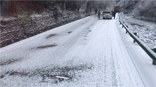 是的，韓國首都圈和江原道地區(qū)普降大雪。這場大雪對當?shù)亟煌ê途用裆钤斐闪艘欢ǖ挠绊憽?jù)報道，大雪導致道路濕滑，能見度降低，給交通出行帶來了很大的不便。此外，大雪還可能導致部分地區(qū)出現(xiàn)停電和房屋受損等情況。，針對這種情況，當?shù)卣呀?jīng)采取了一系列應對措施，包括加強交通管制、清理積雪、保障居民生活必需品供應等。同時，也提醒廣大市民注意防寒保暖，減少不必要的出行，確保自身安全。，如果您正在韓國旅行或居住，請關注當?shù)靥鞖忸A報和新聞資訊，以便及時了解相關情況并做好應對措施。