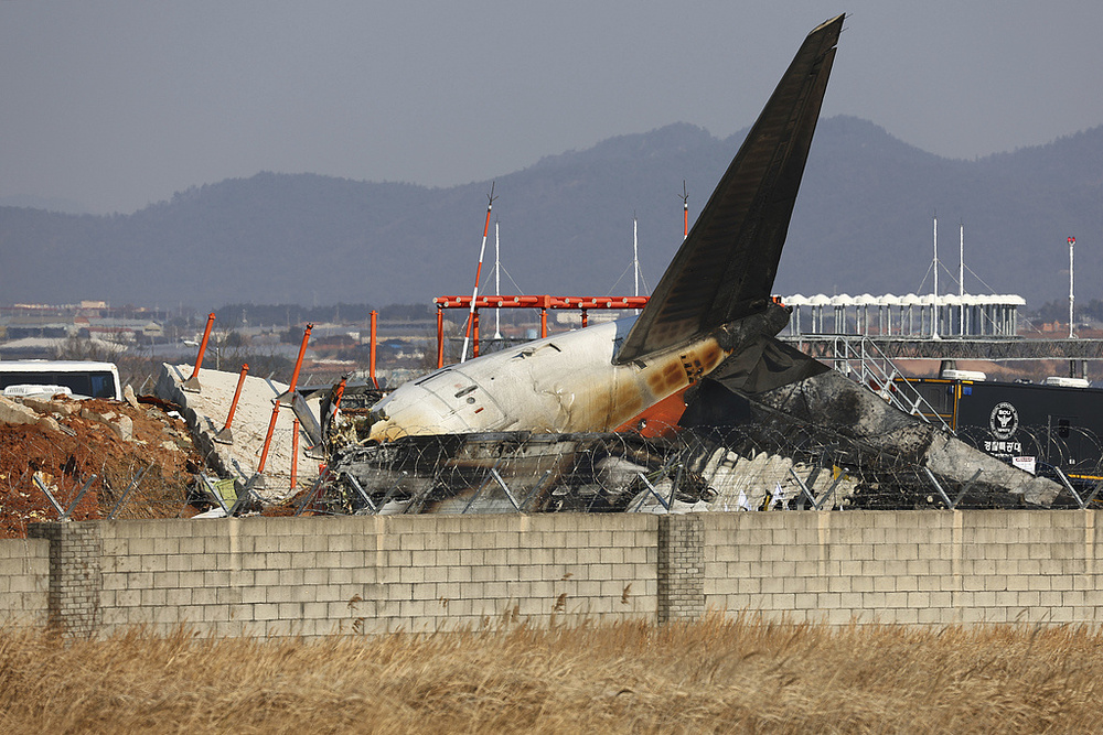 當(dāng)?shù)貢r間2023年韓國客機(jī)起火事件是一起非常嚴(yán)重的航空事故。據(jù)報道，此次事故已經(jīng)導(dǎo)致多人傷亡。對于此次事件，深感悲痛和惋惜。，關(guān)于事故的具體原因和傷亡情況，建議關(guān)注官方調(diào)查報告和相關(guān)新聞，以獲取準(zhǔn)確和詳細(xì)的信息。同時，也要尊重逝者和他們的家人，不要傳播未經(jīng)證實的消息和不實言論。，此次事件也提醒我們，航空安全至關(guān)重要。我們應(yīng)該加強(qiáng)對航空安全的關(guān)注和重視，遵守航空安全規(guī)定，共同維護(hù)航空安全。