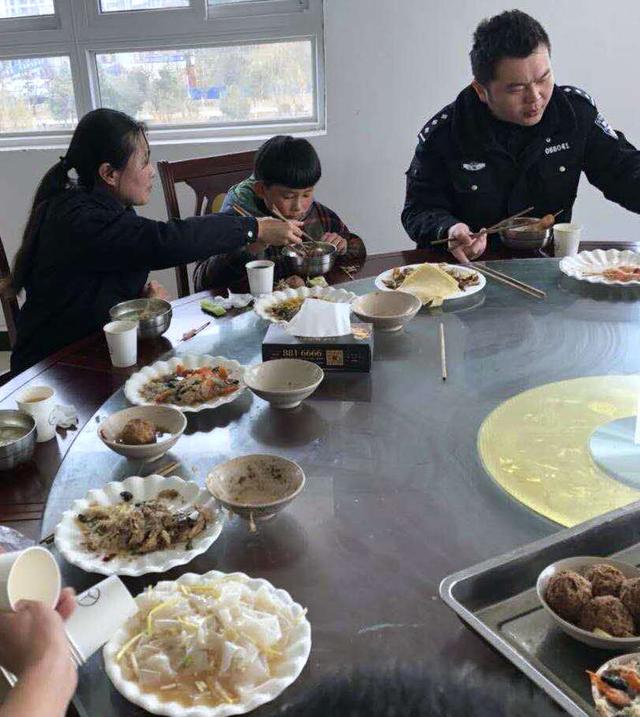 11歲侄子做好飯菜叫姑姑起床