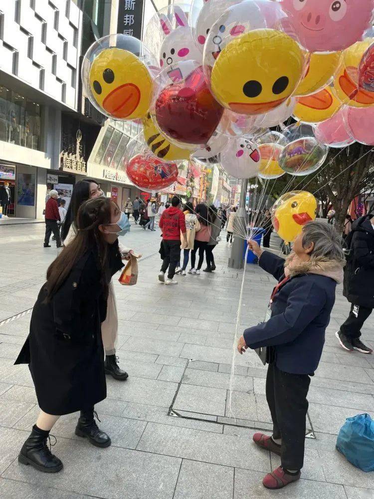 女生從貴陽(yáng)到重慶賣氣球結(jié)果生意慘淡