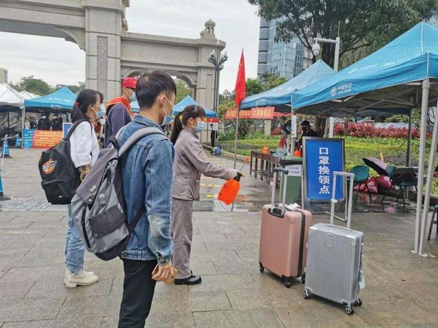 高?；貞?yīng)保安阻止拿外賣學(xué)生進(jìn)校園